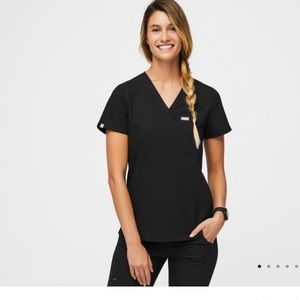 Catarina scrub top in black.
